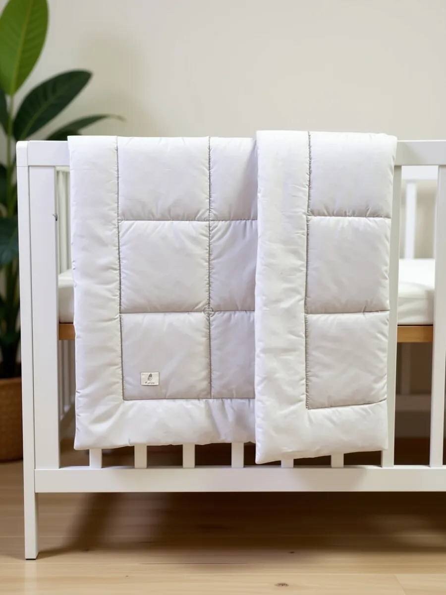 Одеяло стеганое в кроватку для новорожденного MamiBro, размер 90х110 см, 100% хлопок, перламутр