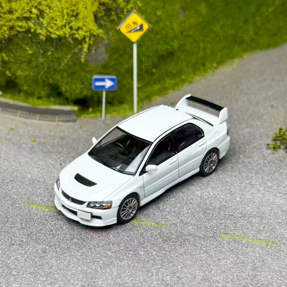 Mitsubishi Lancer Evolution IX Белый 1:64 TLV-N349b