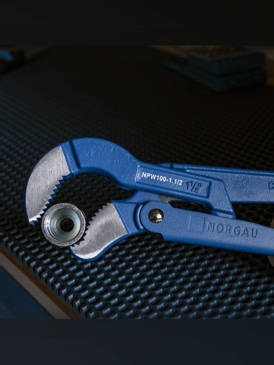Трубный (газовый) ключ цельнокованый S-образный NORGAU Industrial 1.1/2 с шириной захвата 55 мм и твердостью губок 50 HRC, 425 мм