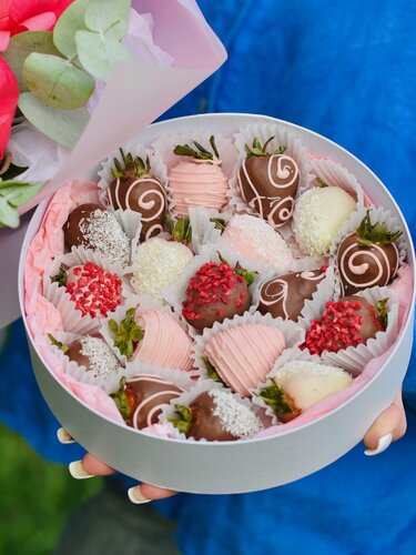 Изображение товара Подарочный набор клубника в шоколаде “Тропический микс”, подарок любимой девушке, в подарочной упаковке, 18-25 шт