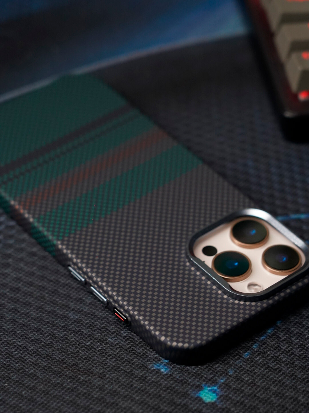 Чехол для iPhone 15 Pro Max в карбоновом стиле, черный/коричневый с зелеными полосками, с поддержкой MagSafe.
