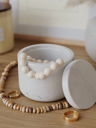 Изображение товара Декоративная шкатулка для украшений Astrid XS, с крышкой, бетон, белая глянцевая