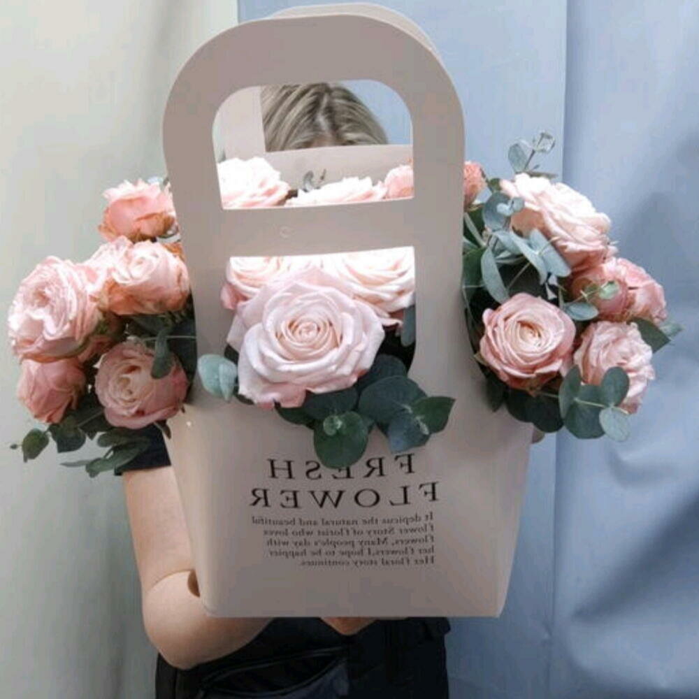 Цветы в сумочке из кустовой пионовидной розы и эвкалиптом