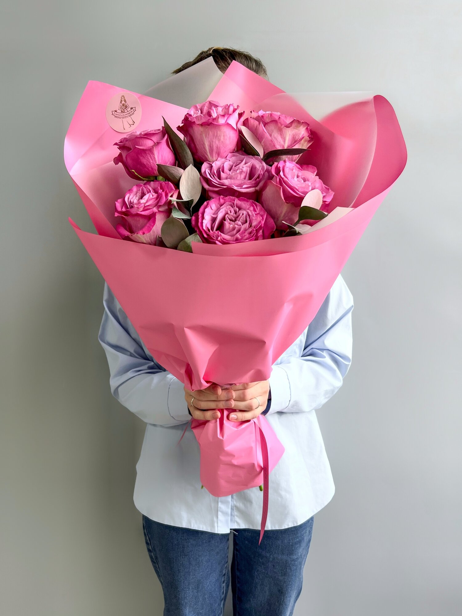 Букет из розы пионовидной 7 шт с рускусом в дизайнерской упаковке