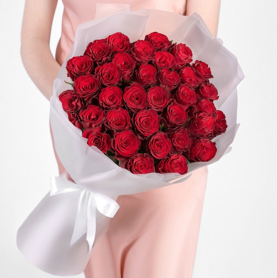 Букет Мегацвет24 Красные розы 35 шт высота 70см в дизайнерской плёнке в упаковке