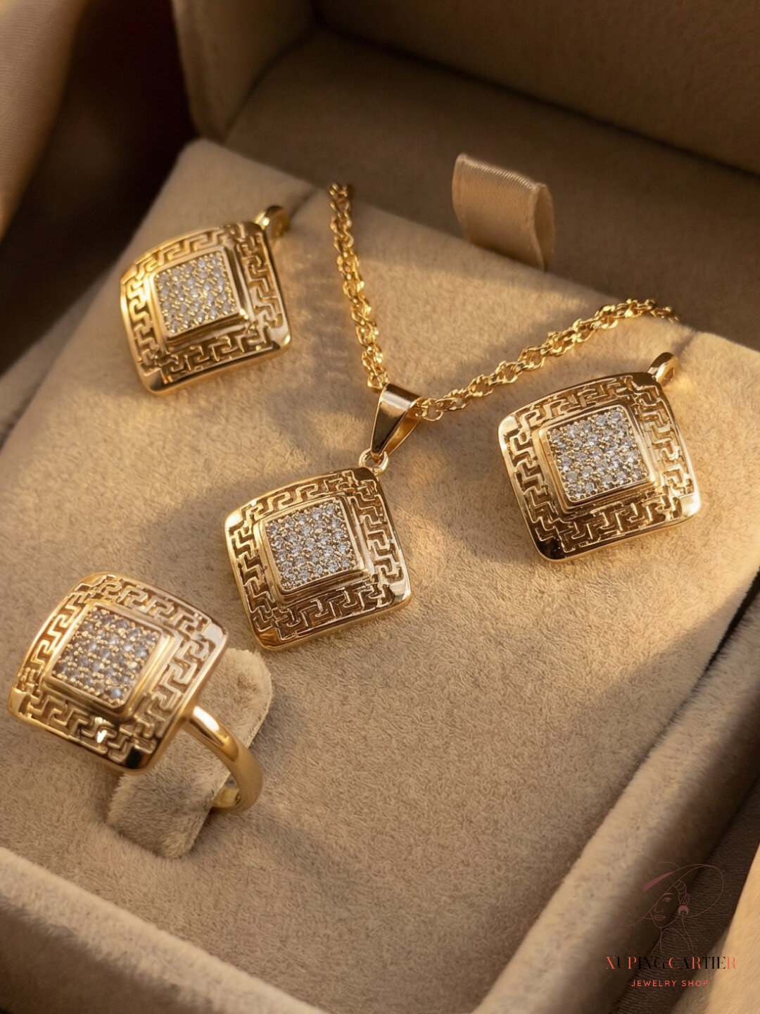 Комплект бижутерии: зажим для галстука, серьги, кольцо, цепь, брошь