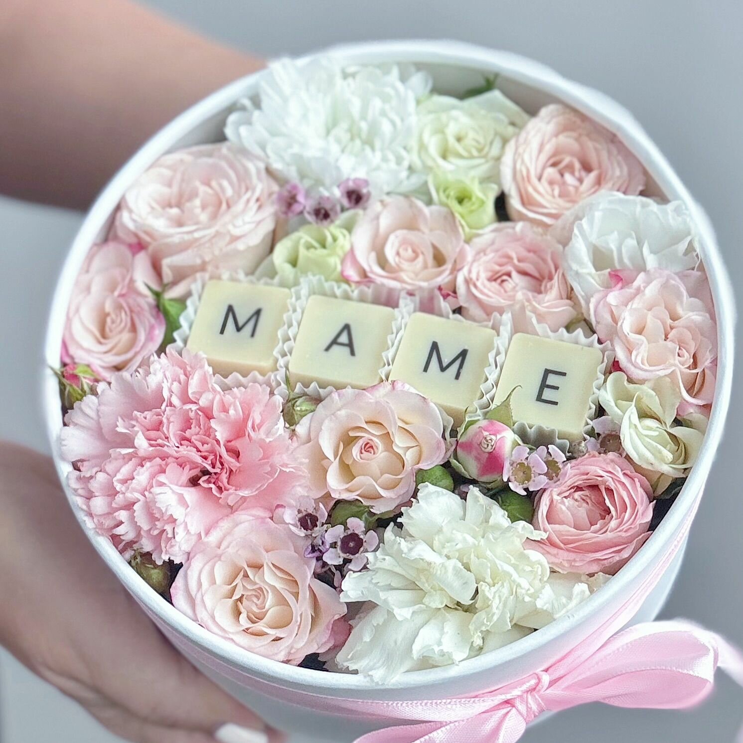 Цветы в коробке. Кустовые розы диантус бельгийский шоколад. Подарок маме