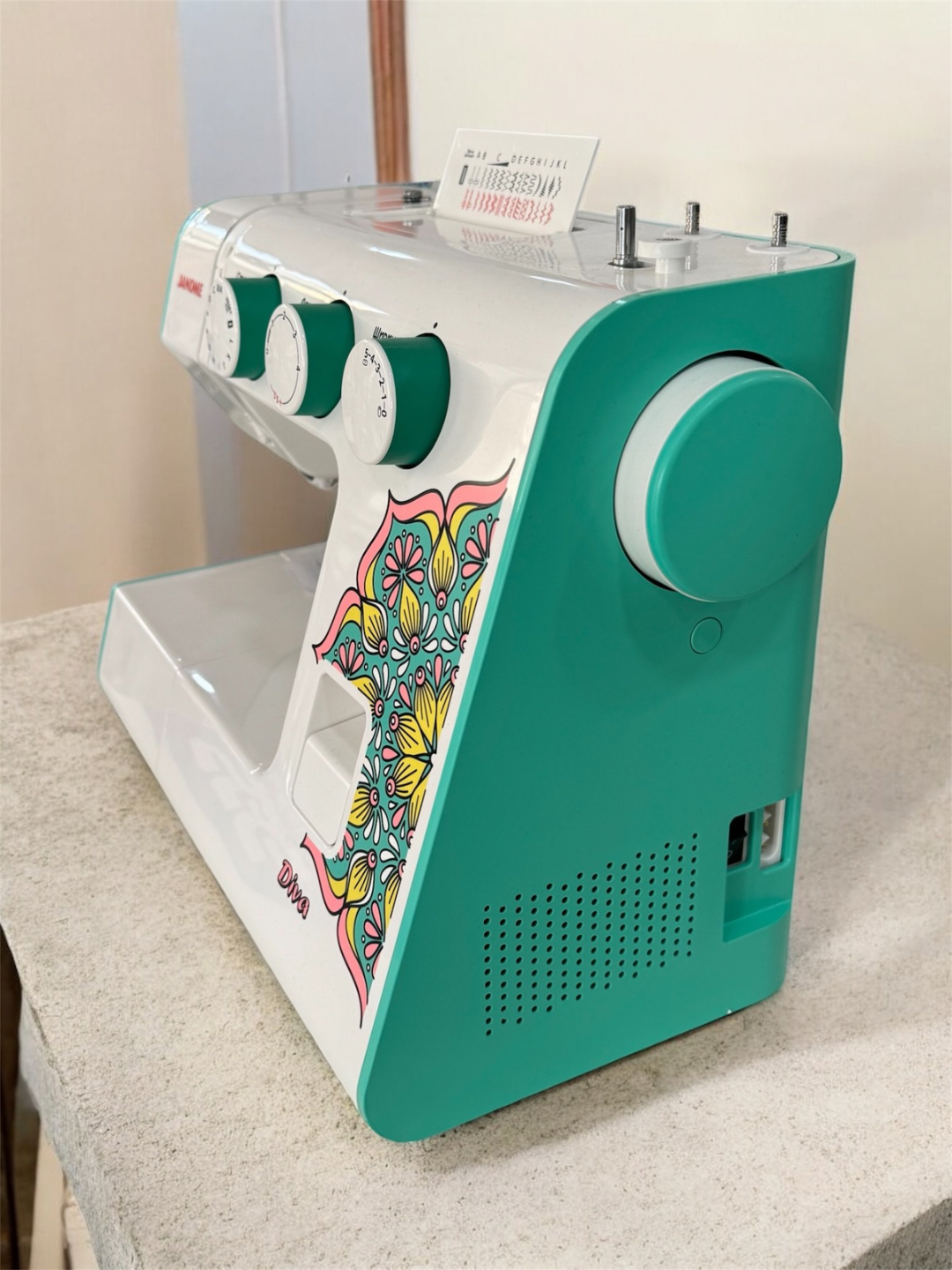 Электромеханическая швейная машина Janome Diva, 30 режимов, декоративный цветочный дизайн