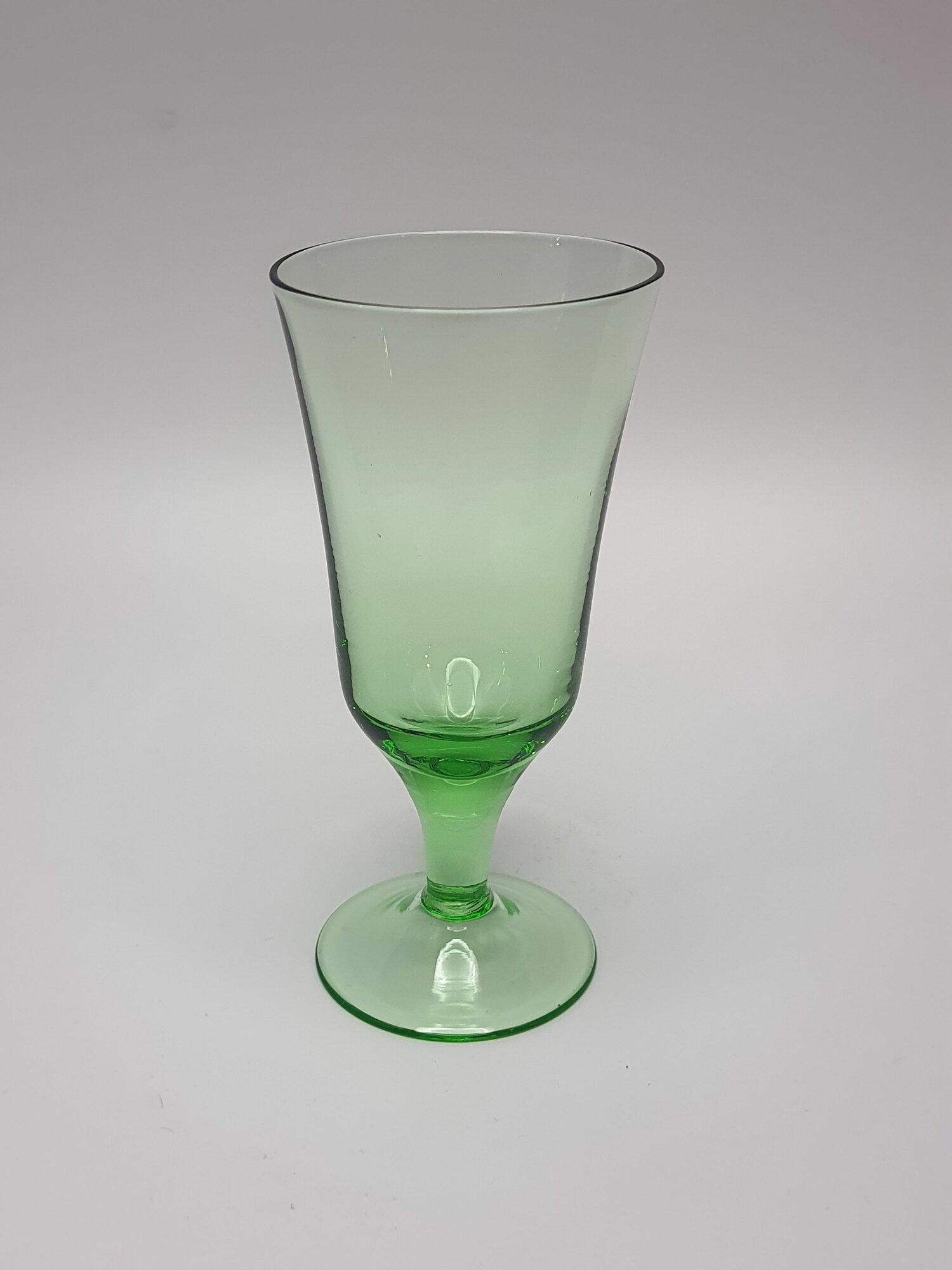 Винтажная рюмка на ножке зеленого оттенка, стекло, 60мл, СССР, 70-80 годы.