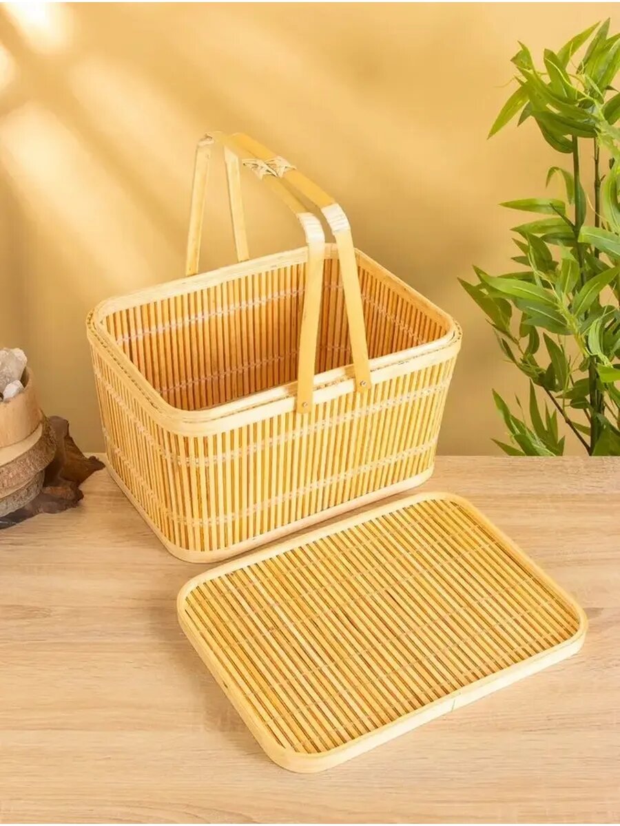 Стильная корзина для пикника, установленная на клетчатой скатерти в лесу