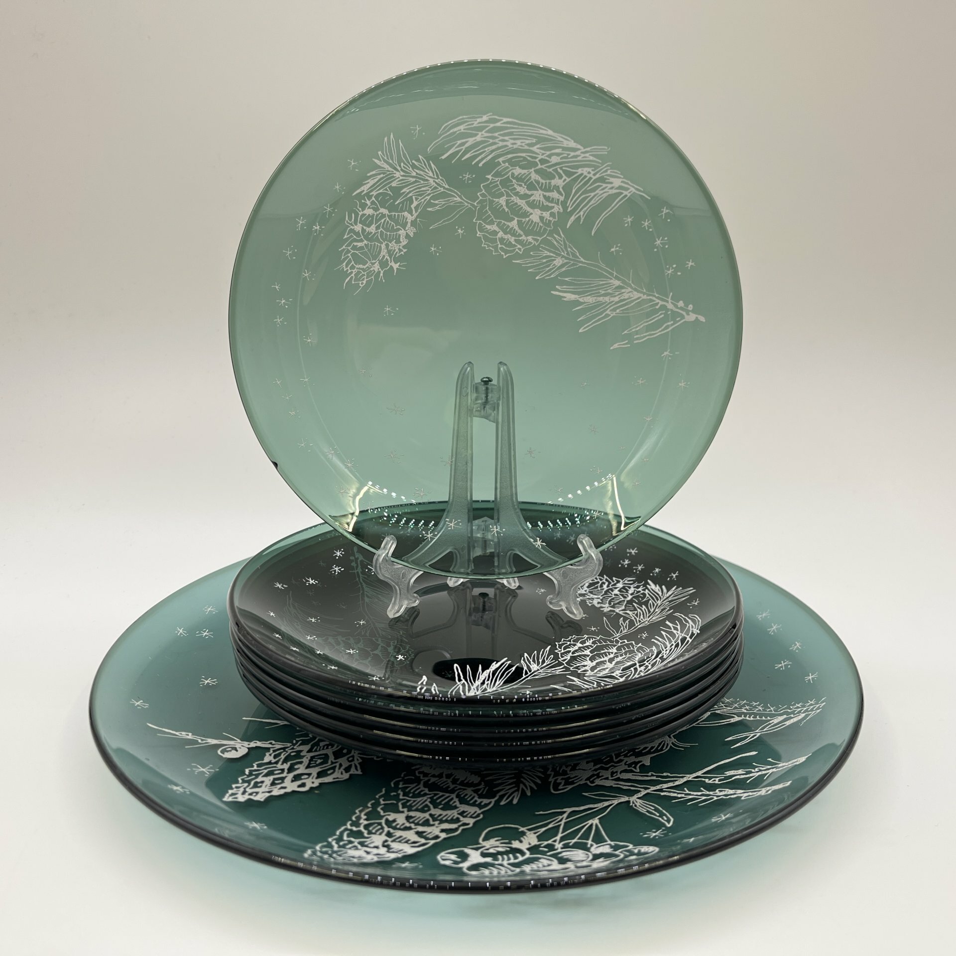 Сервировочный набор с изображением ветки ели с шишками