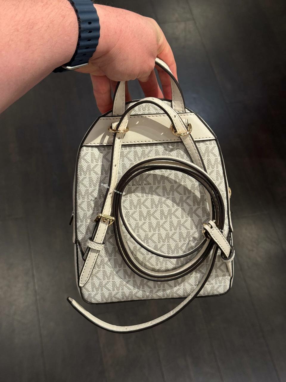 Рюкзак MICHAEL KORS Рюкзак женский ванильный в монограмму маленького размера трансформер Michael Kors XS Jaycee Convertible Zip Backpack 35T2G8TB1B LT CRM MULTI, фактура матовая, рельефная, перфорированная, зернистая, ваниль — фото 1