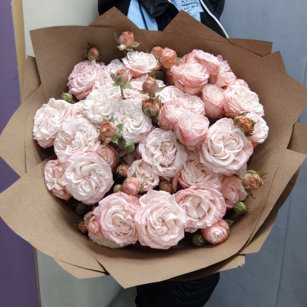 Букет из кустовой пионовидной розы