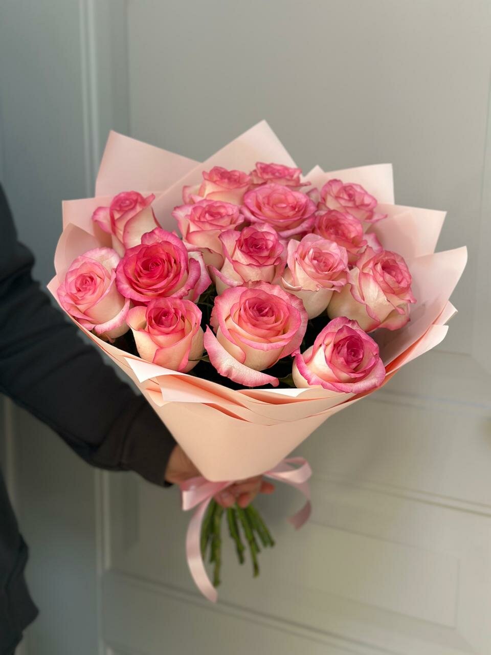 Монобукет Liana Flowers "Розовая симфония Джумилии" роза 15шт высота 50см