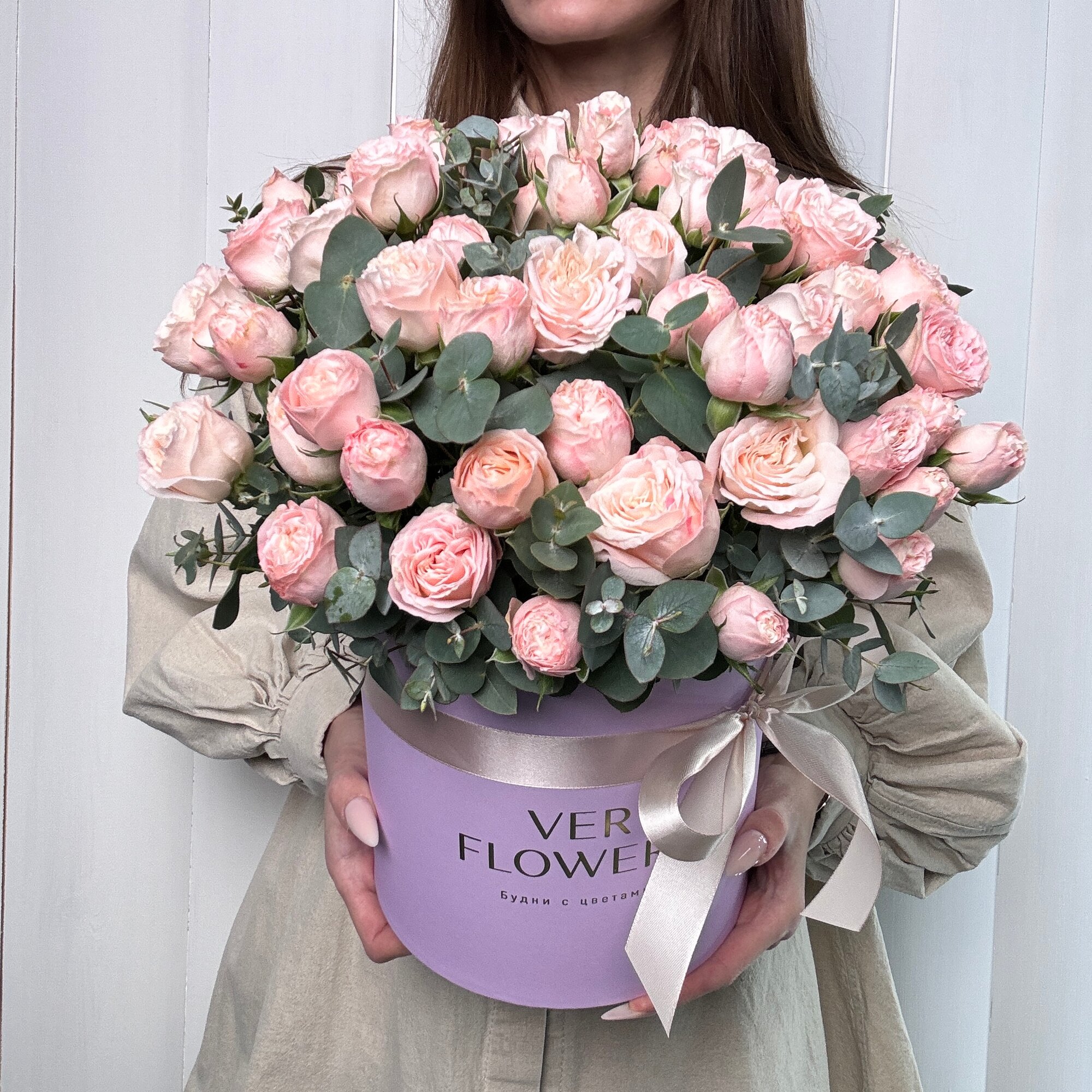 Композиция из пионовидных кустовых роз «Бомбастик» с эвкалиптом. Ver flowers