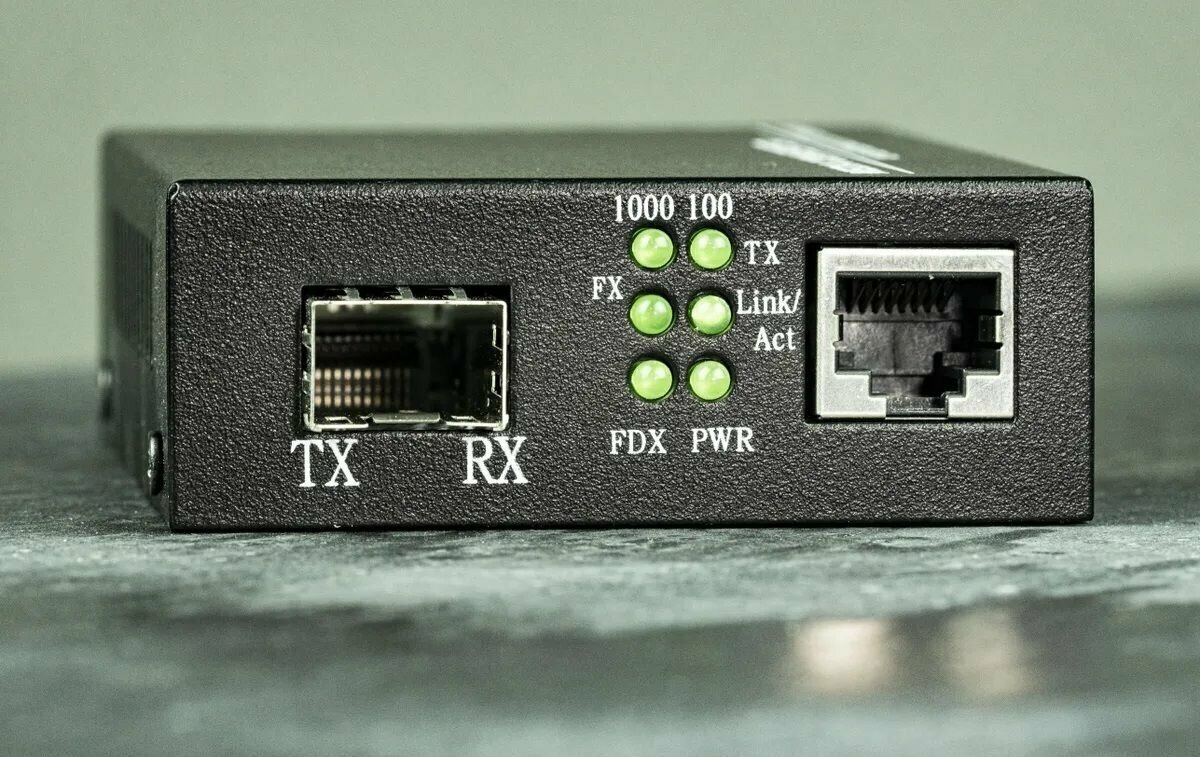 Медиаконвертер универсальный гигабитный 10/100/1000Base-TX/1000Base-FX без SFP модуля1шт