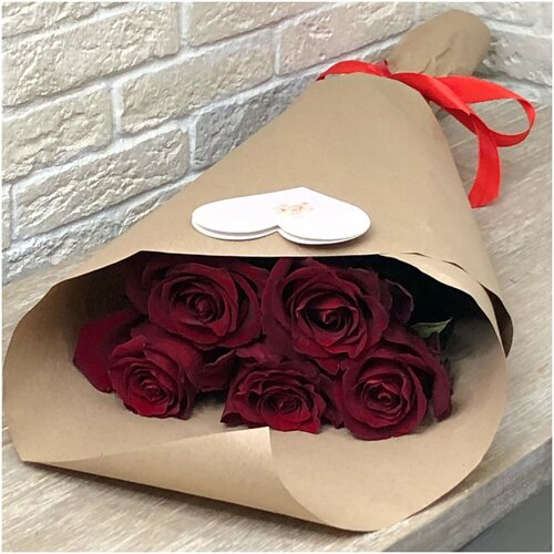 Красные розы 5 штук сорт Explorerl (70 см) премиального качества в крафтовой бумаге