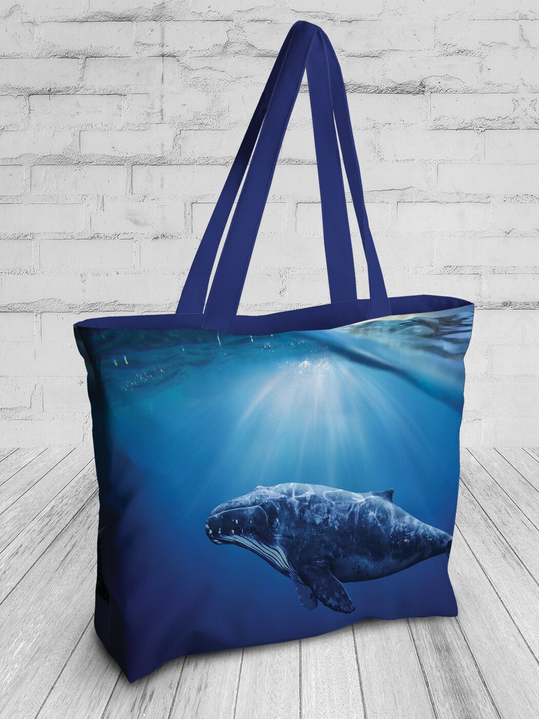 Текстильная женская сумка JoyArty "Задумчивый кит" на молнии для пляжа и фитнеса - фотография № 4