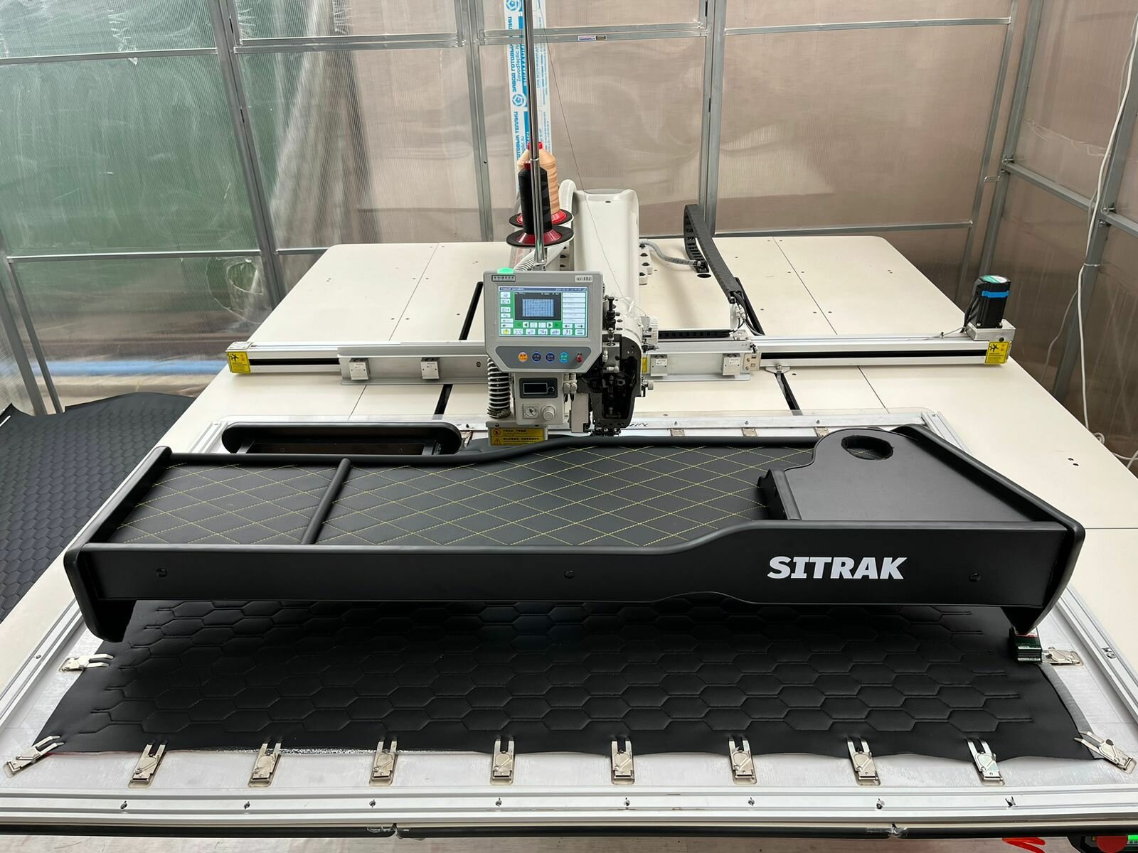 фото Полка Столик для ситрак (SITRAK) 2 Яруса Чёрная экокожа Серый ромб