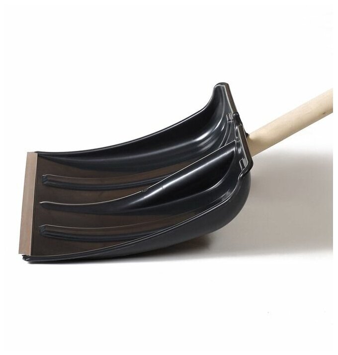Лопата для уборки снега черная пластмассовая витязь 380*365мм, с деревянным черенком и пластиковой ручкой - фотография № 3
