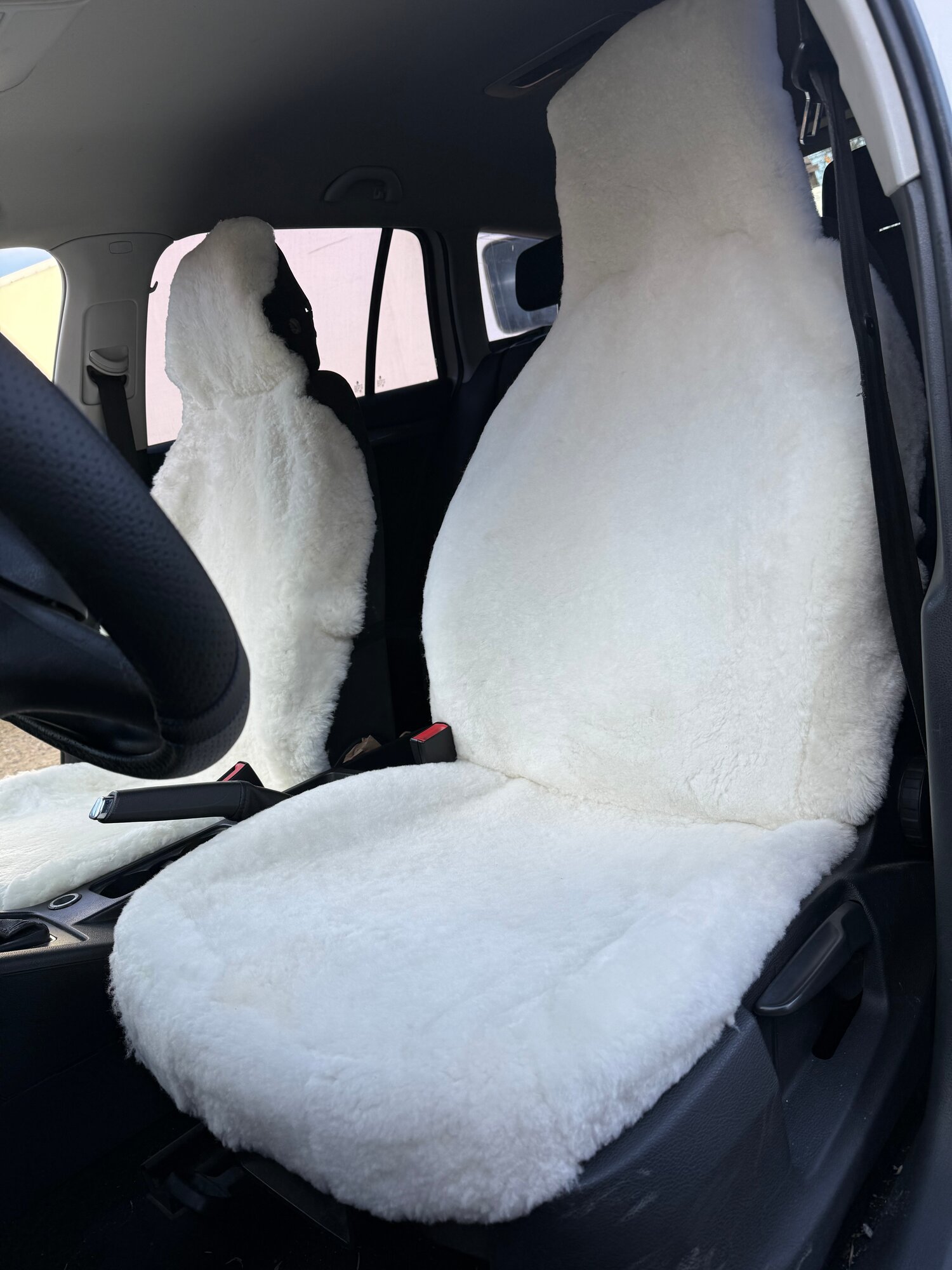 Накидка меховая на сиденье авто  Натуральный мех Овчина  Цельная шкура класса А  С боками и фартуком  Белые 