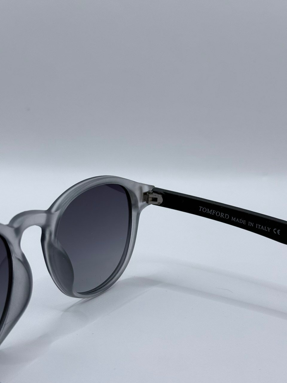 Солнцезащитные очки Tom Ford, серебристо-черный — фото 1