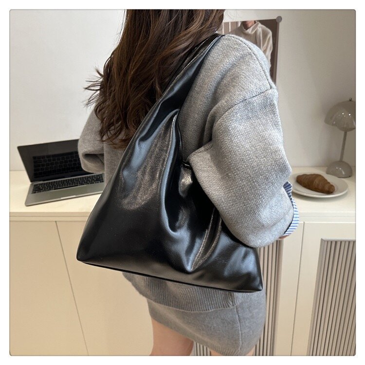 Сумка хобо  Женская сумка на плечо, черная, белая, коричневая, из эко кожи