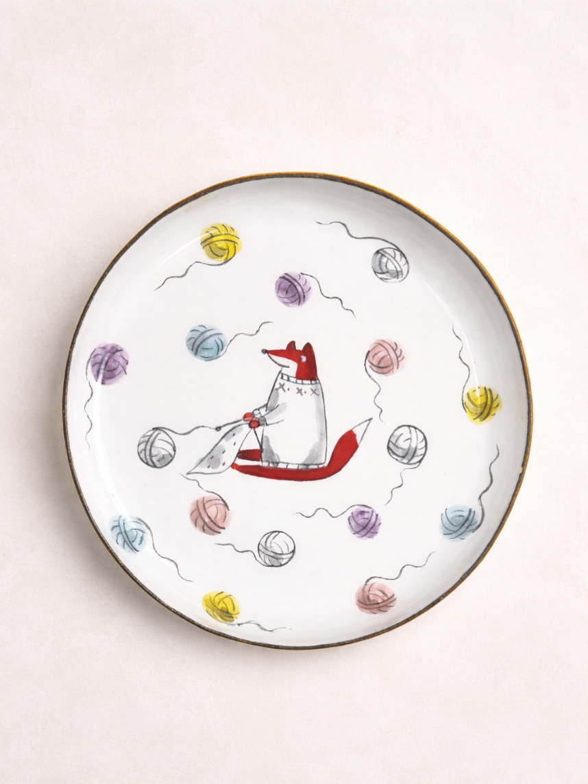 Тарелка ручной работы с бортиком Лис и клубочки пряжи, белая, 17 см