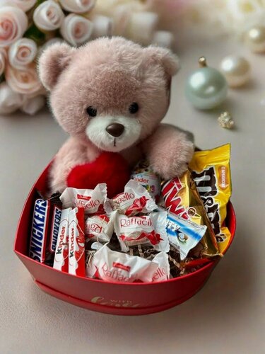 Изображение товара Конфетный набор от Sweet Berry "Мишкины сладости" с плюшевым медведем в подарочной коробке сердце