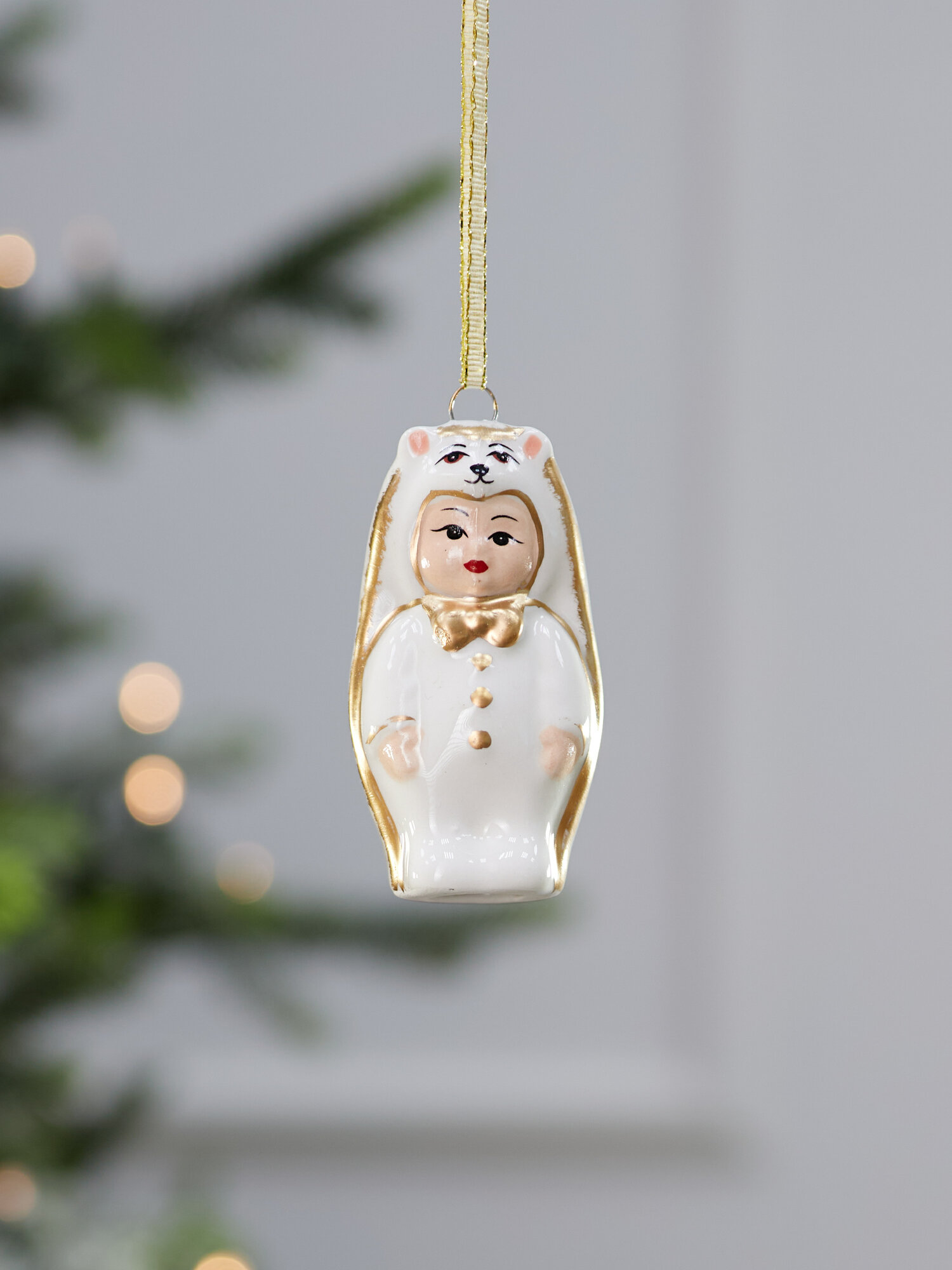 Елочная игрушка Лавка Чудес "Ребенок в костюме мишки", фарфор, 7 см — фото 1