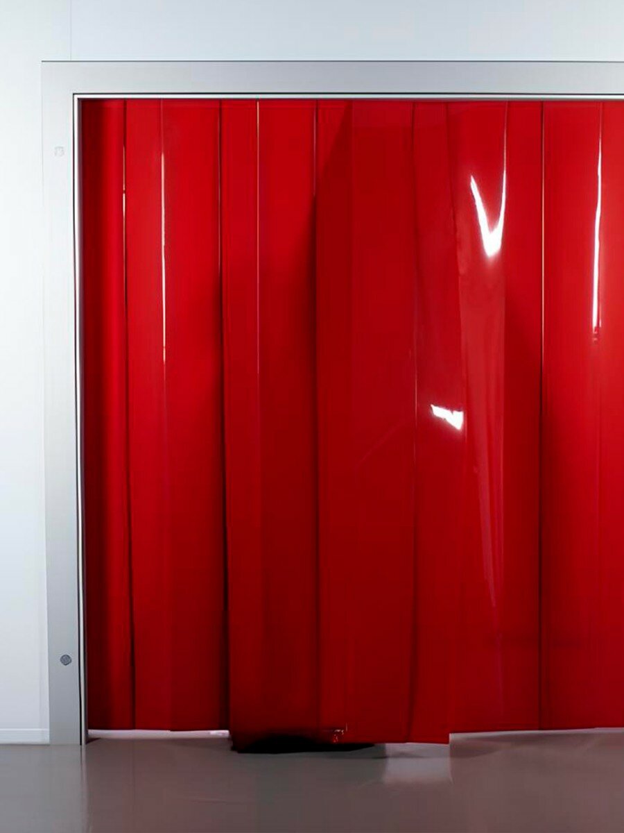 ПВХ завеса стандартная красная непрозрачная ламель 300 мм Высота 2.5 м.