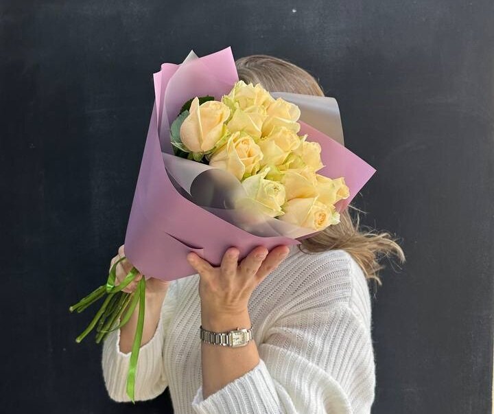 Букет живых цветов персиковые розы 11шт размер S Floret Букет 465