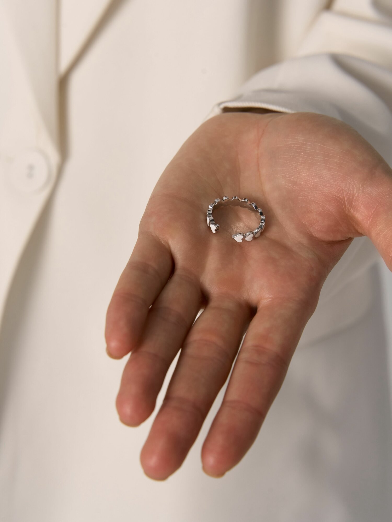 Кольцо, эмаль, безразмерное, серебристый/белый — фото 1