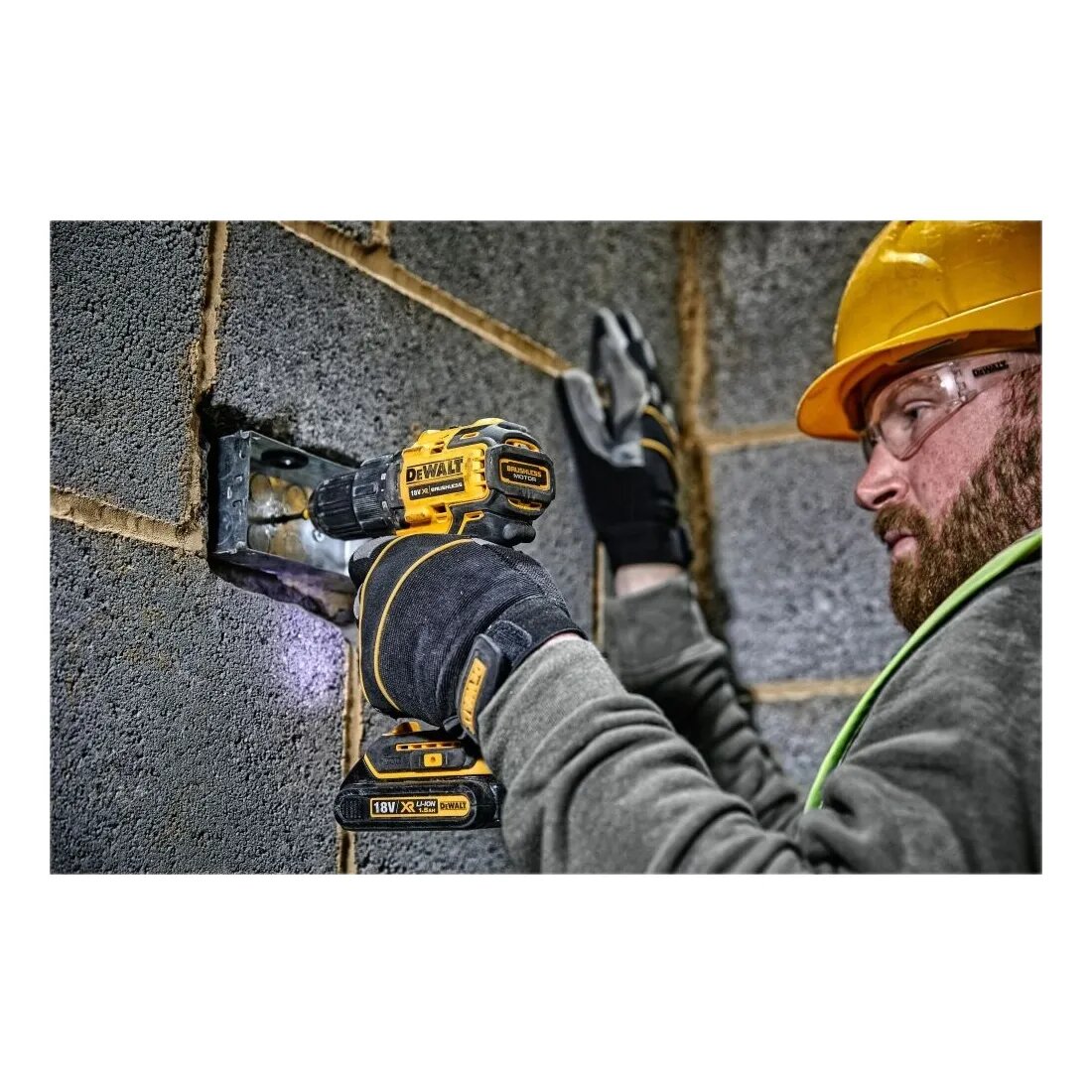 Аккумуляторная дрель-шуруповерт DeWALT DCD708D2T-QW — фото 1