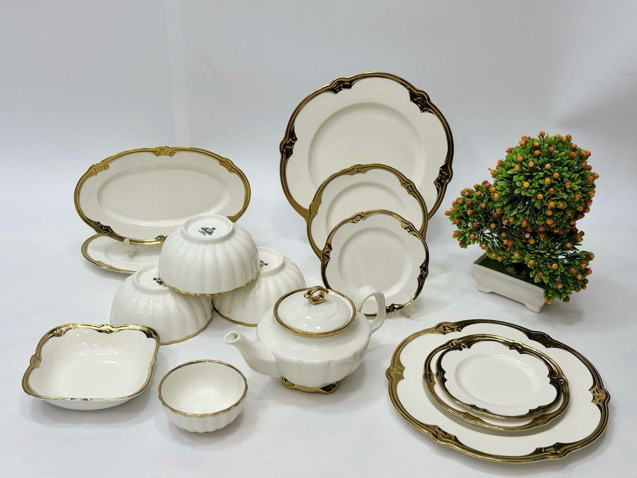 Фарфоровый набор столовой посуды, 62 предметов, на 12 персон