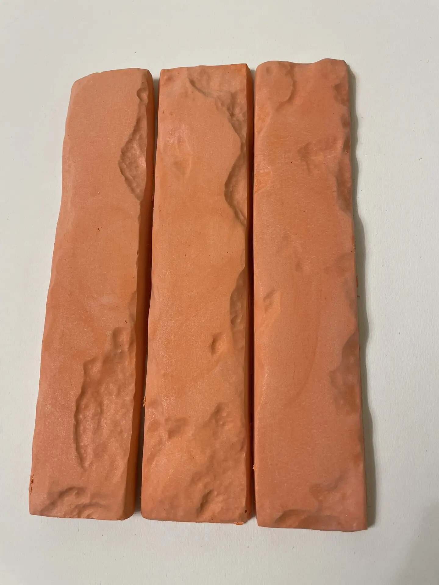 Декоративный камень под красный кирпич для внутренней отделки, 23×5×1 см. В коробке 1кв. м