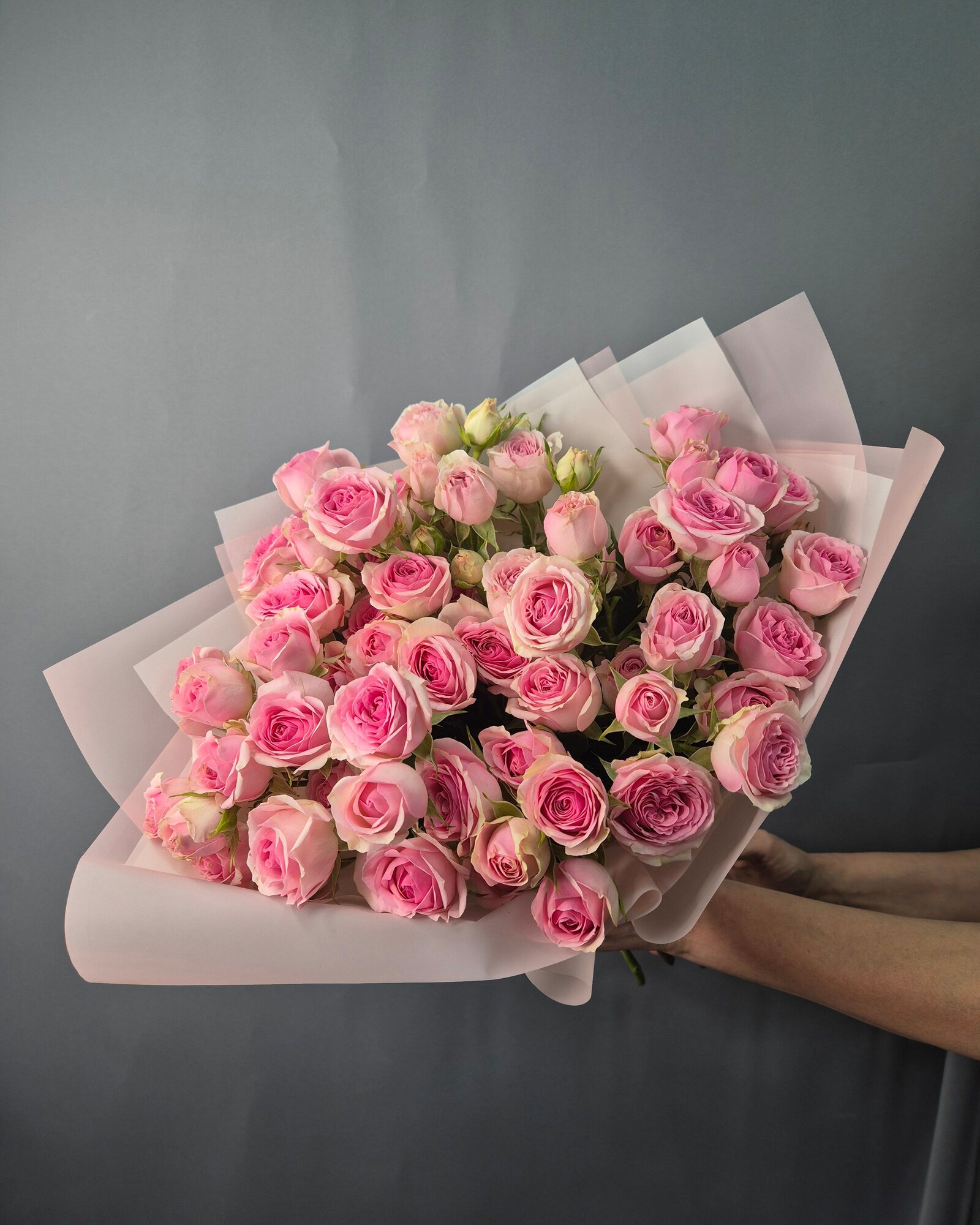 Букет "Букет из кустовых роз" 17 роз 40 см легкий под ленту