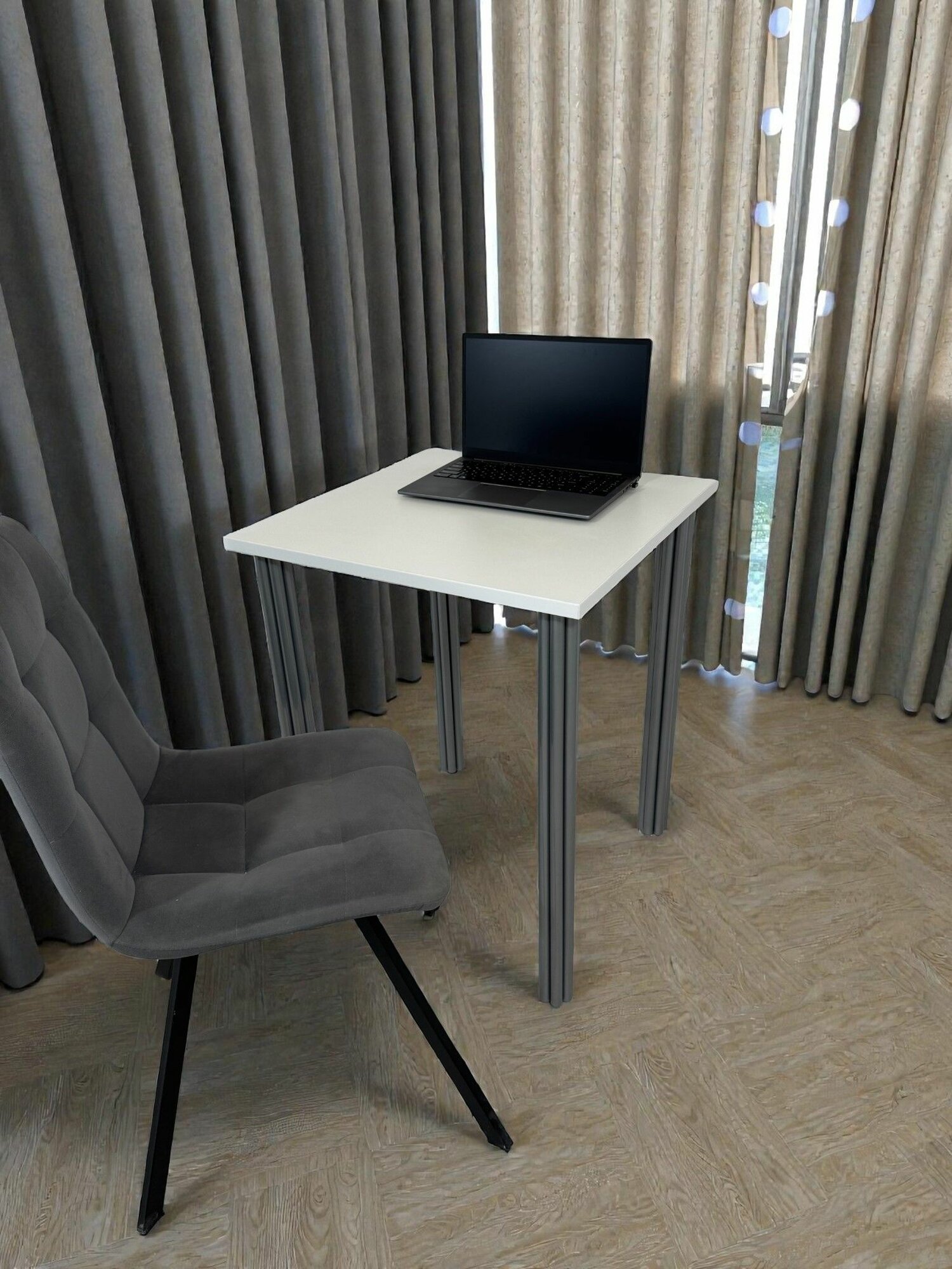 Стол дизайнерский компьютерный/ цвет Белый, 60*60 см. Ножки хром.