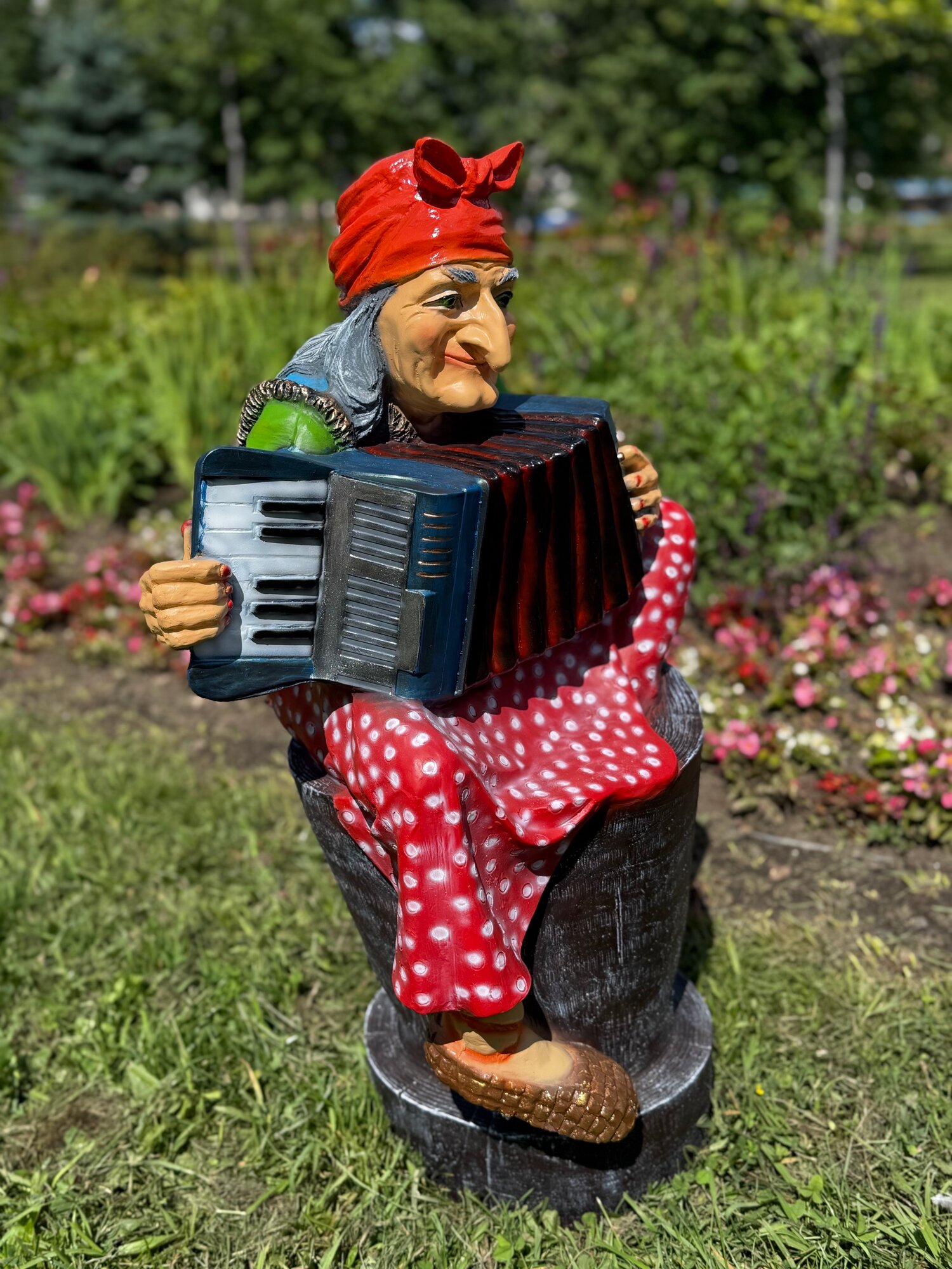 Садовая фигура Баба-Яга на ступе малая с гармонью 80*56