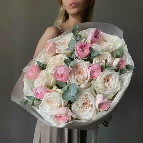 Изображение товара Премиальный ароматный букет из итальянских ранункулюсов, пионовидных роз и эвкалипта, в коробке и аквабоксе. Veresk 845