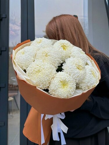 Изображение товара Букет из 9 белых пышных шарообразных хризантем