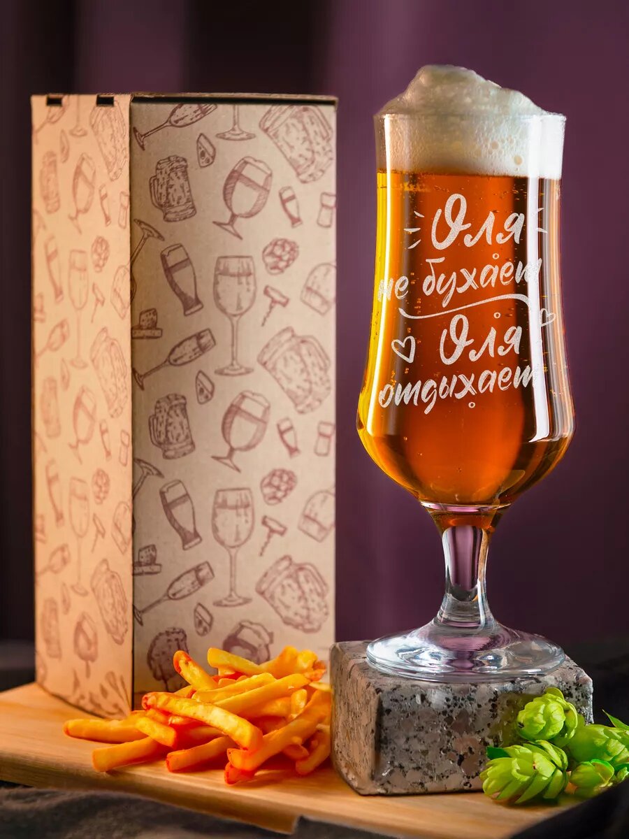 Бокал пивной с надписью Оля не бухает