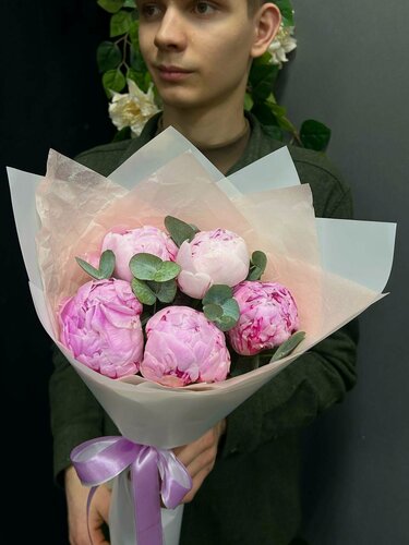 Изображение товара Монобукет из 5 розовых пионов Сара Бернар с ветками эвкалипта