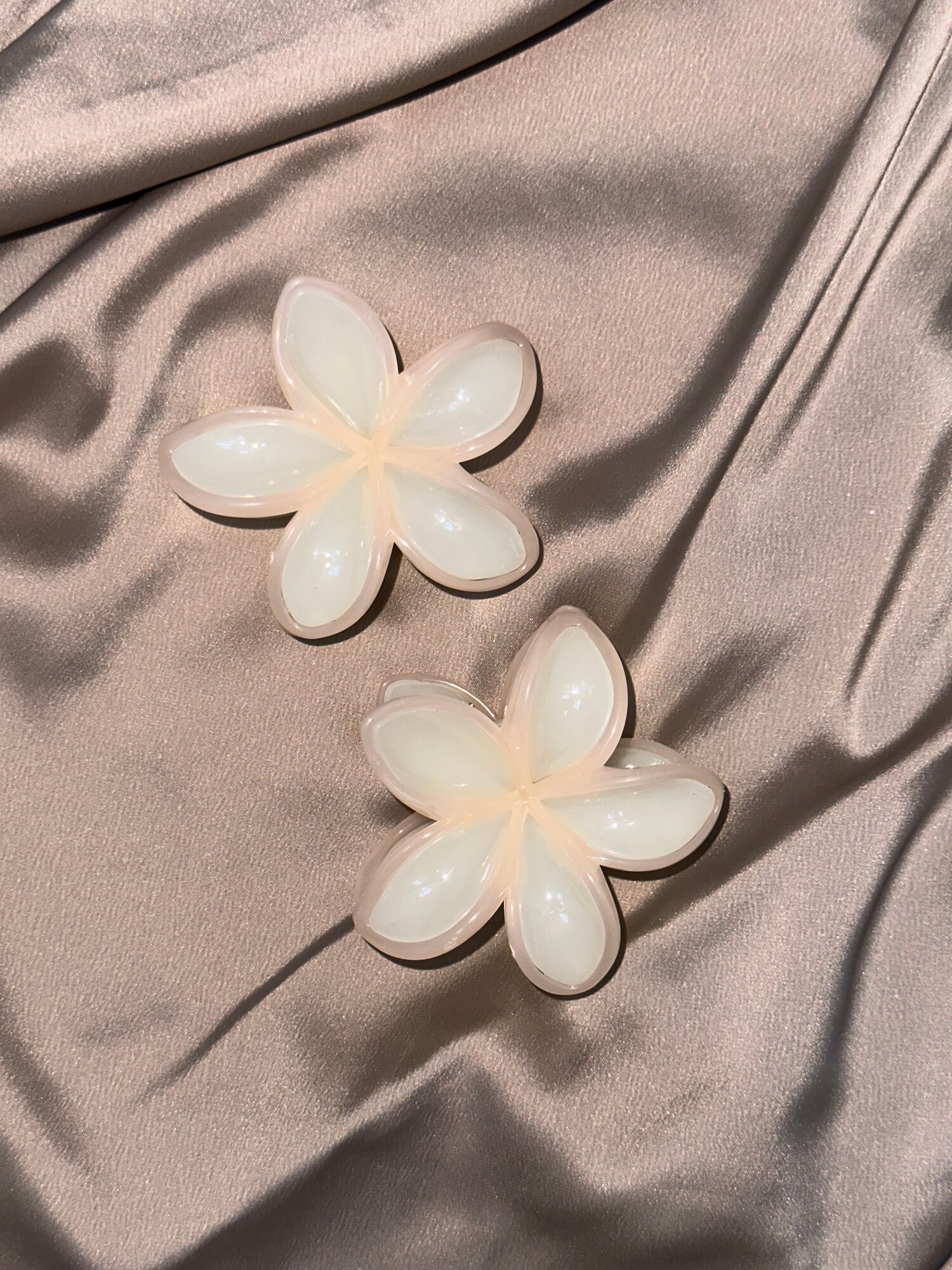 Набор матовых заколок для волос 2в1 , лилия, цвет белый — фото 1