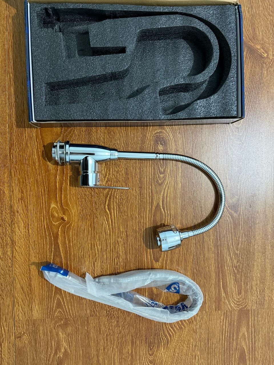 Гибкий кухонный смеситель из латуни с керамической кранбуксой Современный смеситель с удобным гибким шлангом.