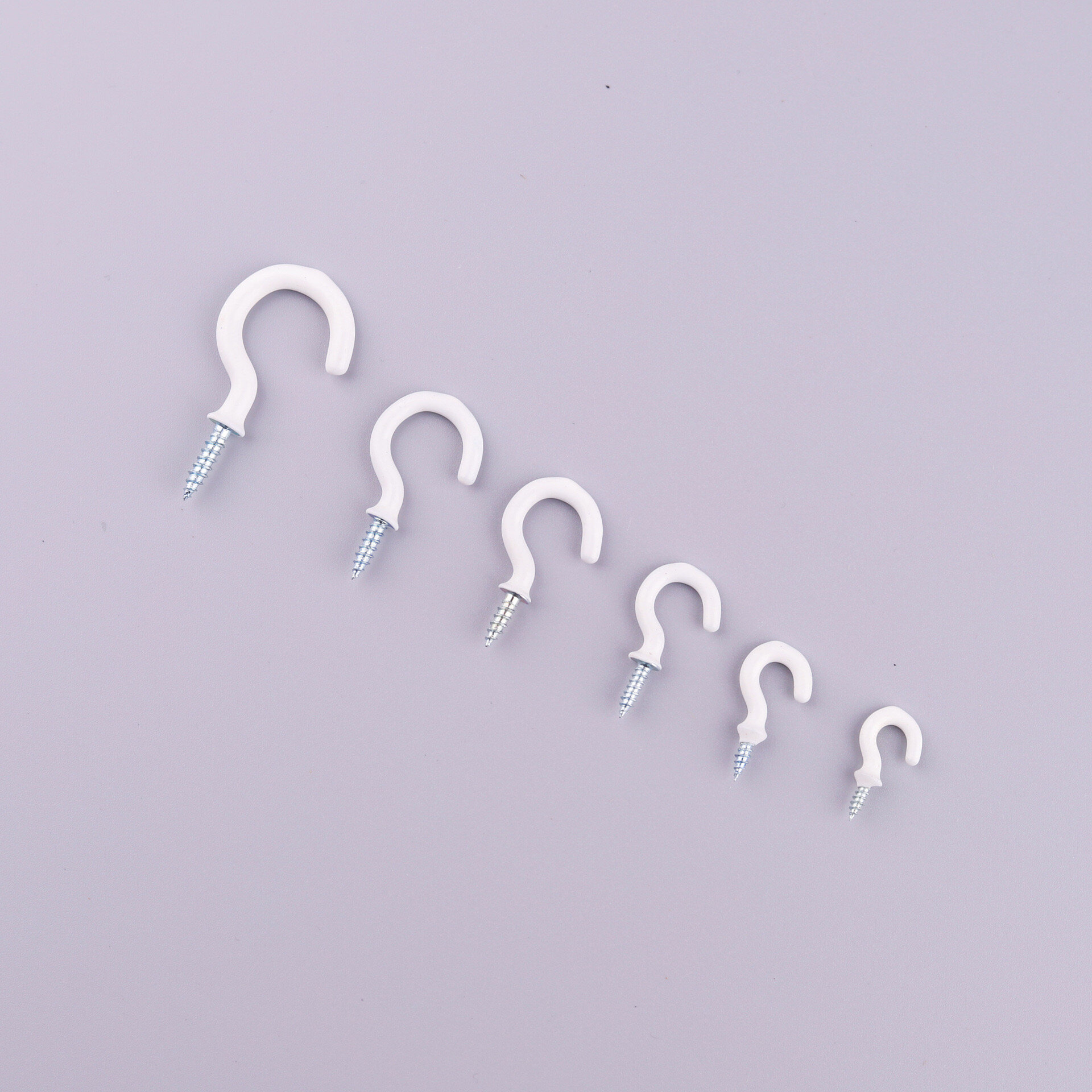 Крючки металлические в контейнере 70 шт, цвет белый, набор для декора, подвесов, ремесел и хранения, D'Mari — фото 1