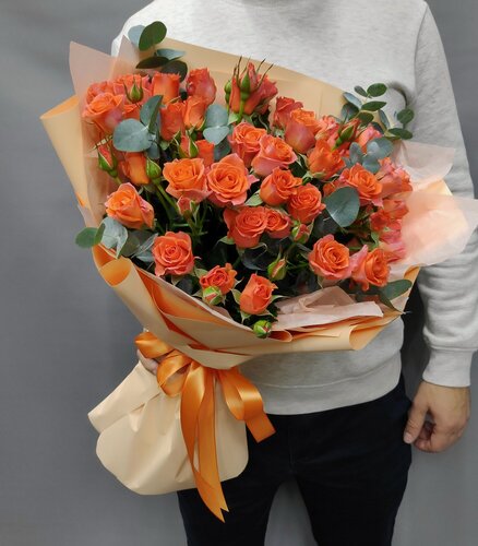 Изображение товара Букет из 11 оранжевых кустовых роз с эвкалиптом высотой 60 см, в коробке с аквабоксом
