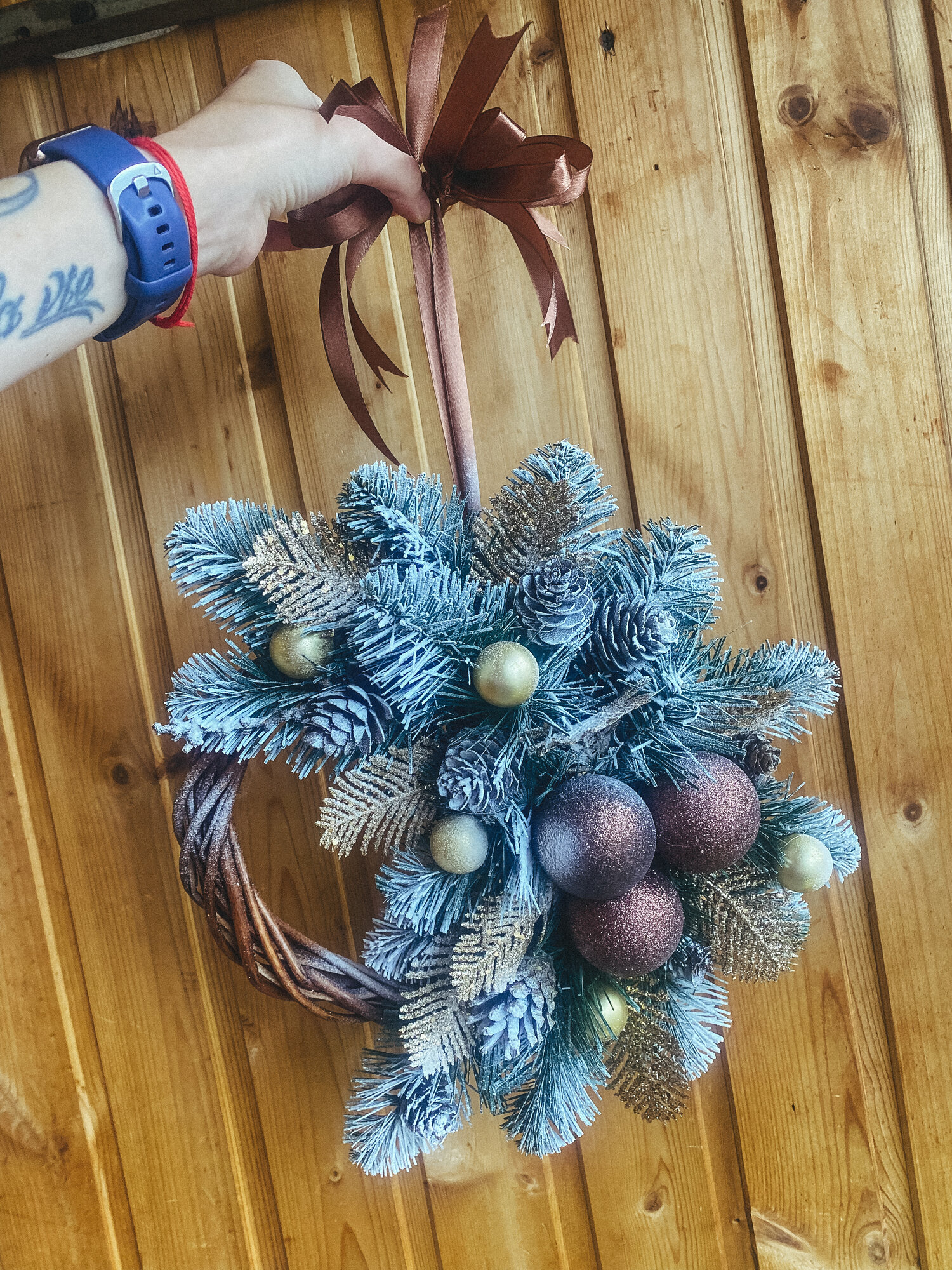 Рождественский венок из коричневого ротанга и искусственной ёлки