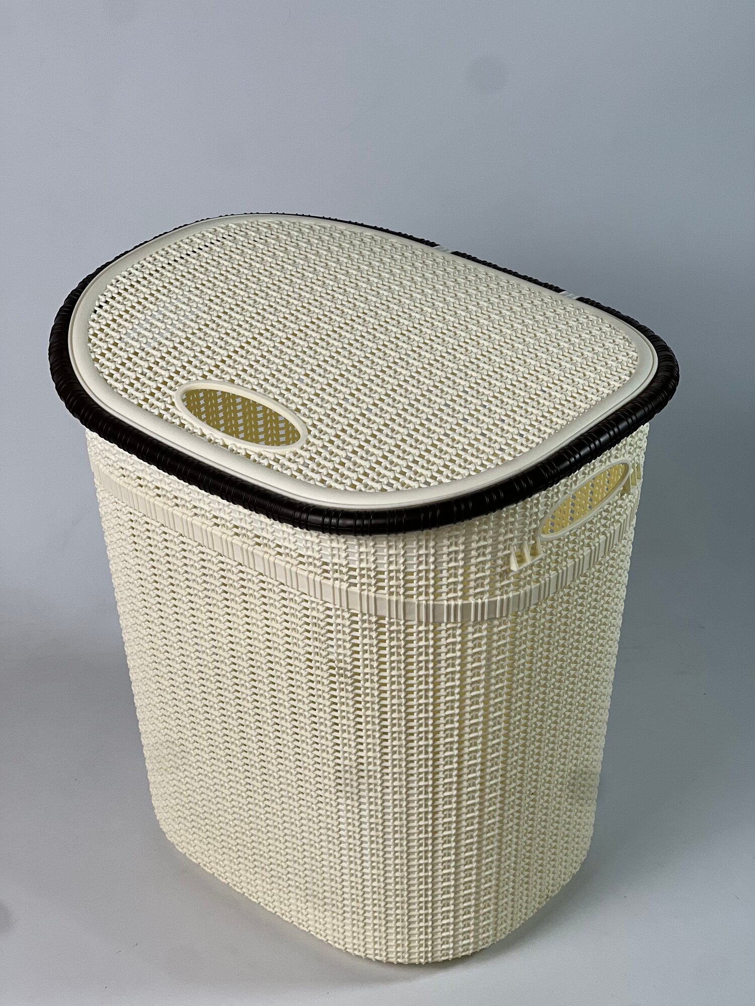 Вместительная корзина для белья объёмом 45 литров предназначена для удобного хранения грязного белья. — фото 1