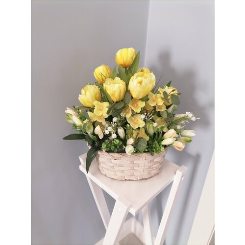 Композиция из искусственных цветов 